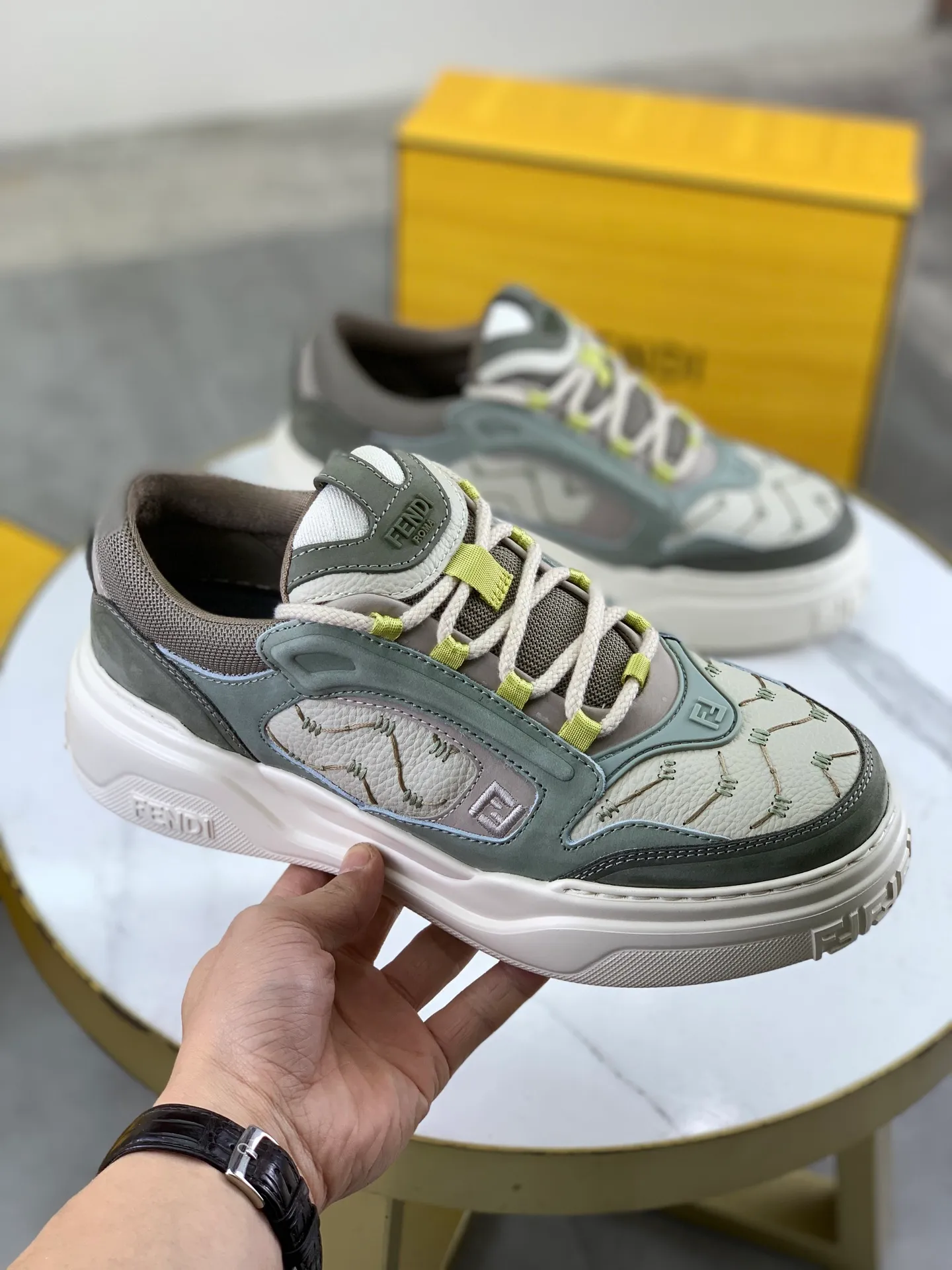 Men's Men's Shoes 💰P800 New Style 💰💎💎💎Summer Hot Style [FENDI Fendi] Top Version 🆕New slip-on sneakers, wavy soles engraved with original words. Embossed Fendi Flow lettering on the heel. The upper is made of high-end calfskin and breathable materials. Original lining with tone-on-tone details decorated with innovative handcrafting techniques. Ultra-light and wear-resistant TPU and IP foam soles, overall lightweight and comfortable. Size:39-44 (38 45 can be customized)